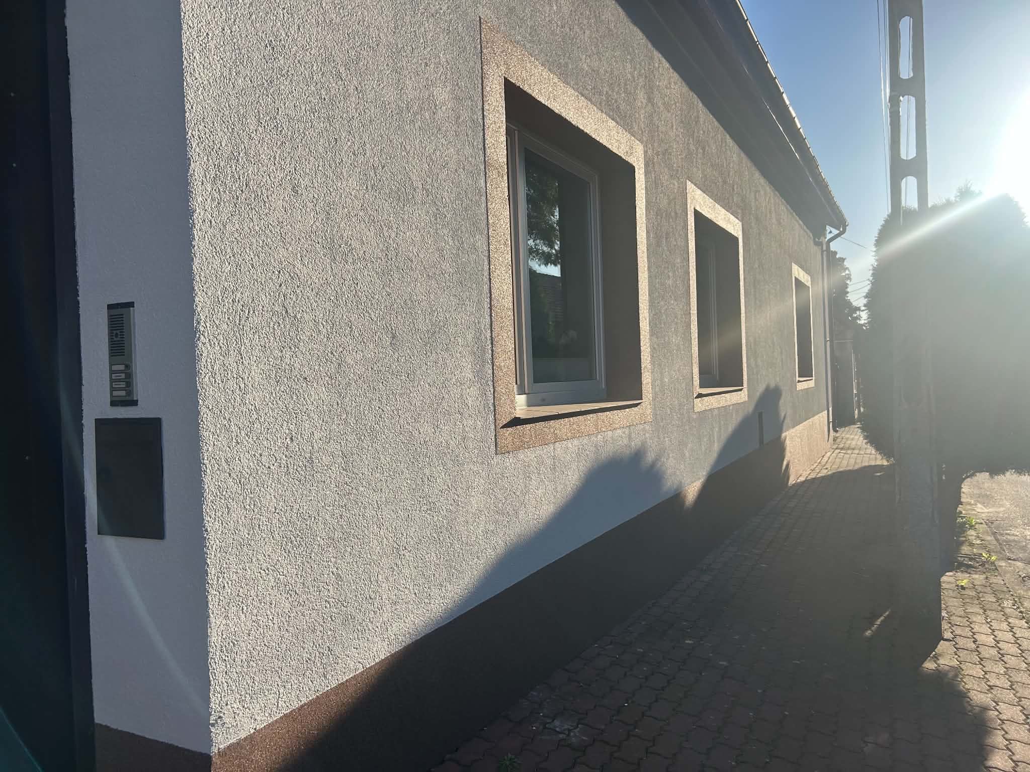 Elewacja z tynkiem mozaikowym przy oknach i dolnej części ściany — Rzgów