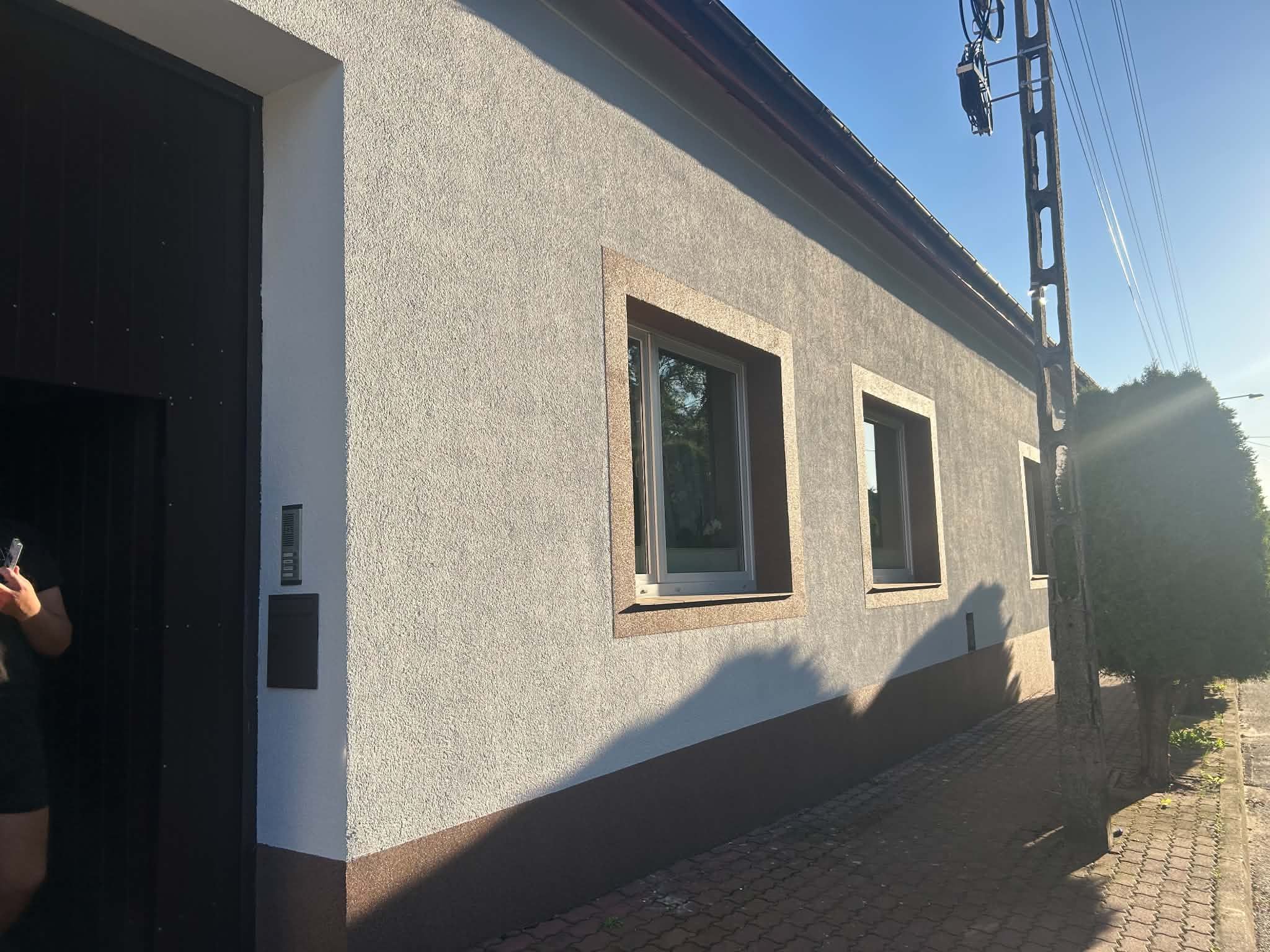 Malowanie elewacji domu jednorodzinnego z pasem tynku mozaikowego — Rzgów