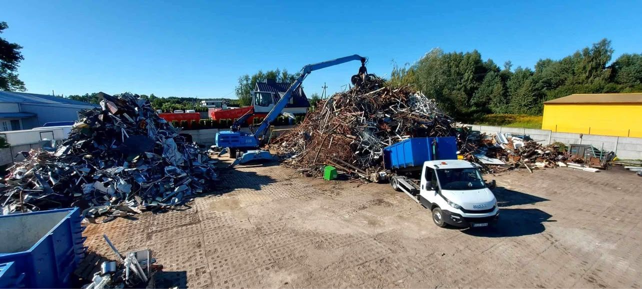 Plac skupu: hałda złomu, żuraw i kontenery